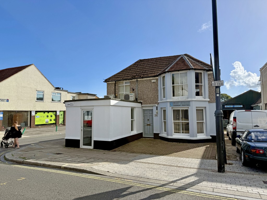 Lot: 21 - VACANT FREEHOLD COMMERCIAL PREMISES WITH POTENTIAL - Building on corner with off road parking